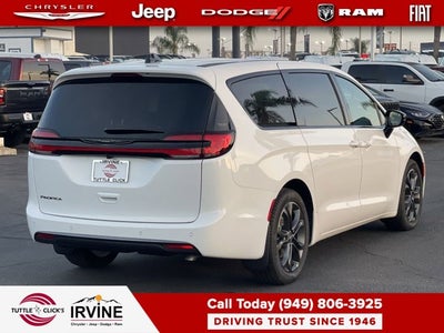 2026 Chrysler Pacifica Select