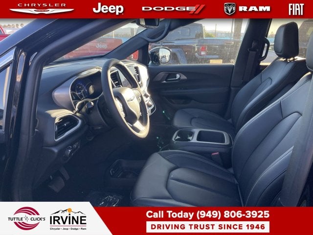 2025 Chrysler Voyager LX