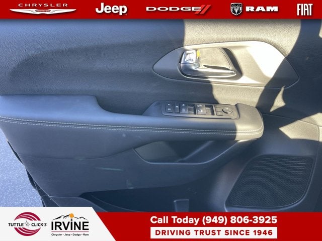 2025 Chrysler Voyager LX