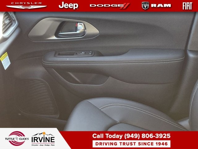 2025 Chrysler Voyager LX