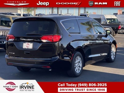 2025 Chrysler Voyager LX