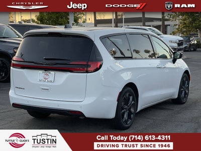 2026 Chrysler Pacifica Select