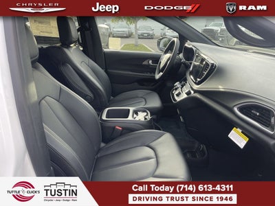 2026 Chrysler Pacifica Select